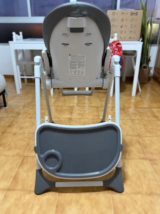 Trona de bebé Tuc Tuc gris con cojín estampado.