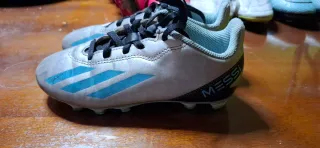 Se regalan Botas fútbol Adidas Messi Talla 32