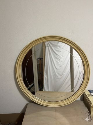 Espejo redondo dorado con marco