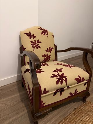 Butaca descalzadora tapizada floral