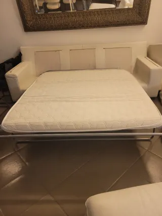 Divano letto  in pelle bianco con pouf