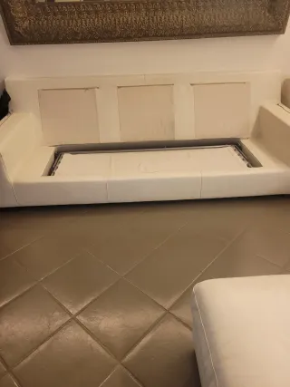 Divano letto  in pelle bianco con pouf