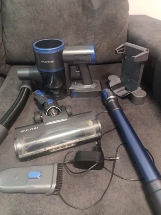 Aspiradora VAKYOU con accesorios.