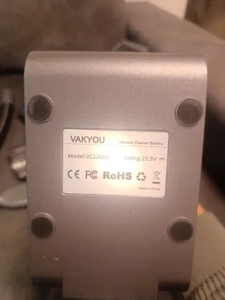 Aspiradora VAKYOU con accesorios.