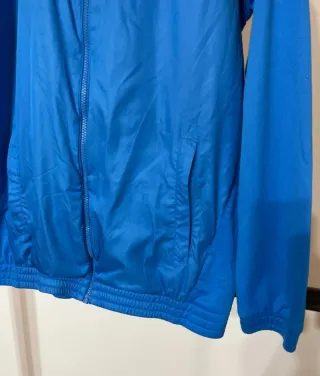 Chaqueta cortavientos Adidas azul y naranja