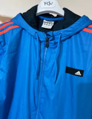 Chaqueta cortavientos Adidas azul y naranja