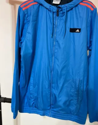 Chaqueta cortavientos Adidas azul y naranja