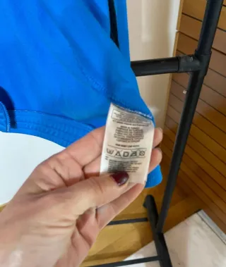 Chaqueta cortavientos Adidas azul y naranja