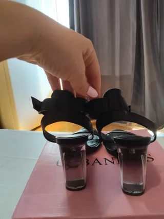 Sandalias negras tacón transparente