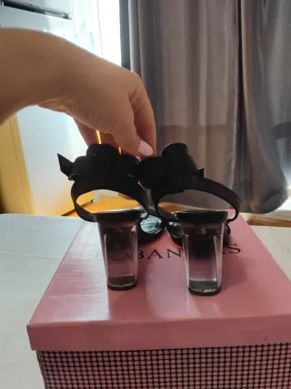 Sandalias negras tacón transparente