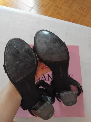 Sandalias negras tacón transparente