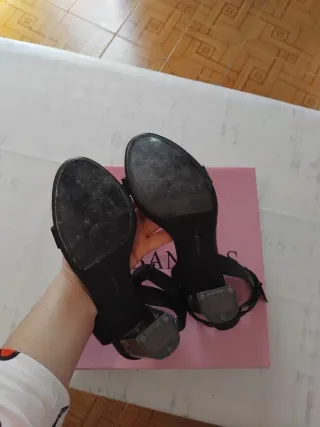 Sandalias negras tacón transparente