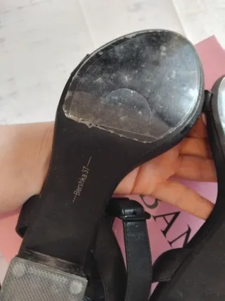 Sandalias negras tacón transparente