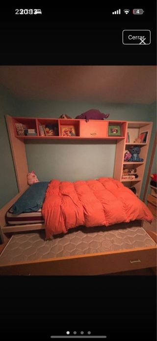 Cama infantil con estantería