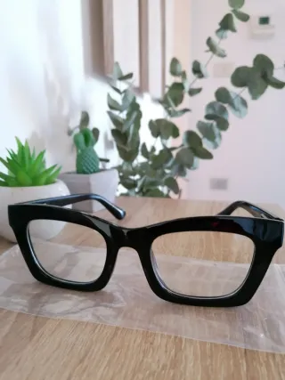 Occhiali neri lenti neutre.