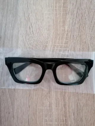 Occhiali neri lenti neutre.