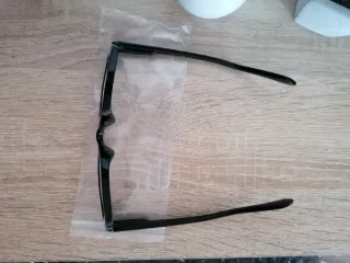 Occhiali neri lenti neutre.