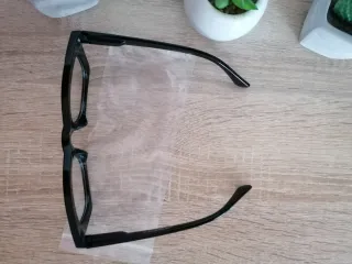 Occhiali neri lenti neutre.