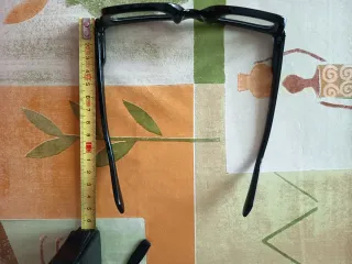 Occhiali neri lenti neutre.