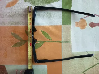 Occhiali neri lenti neutre.