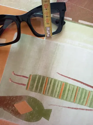 Occhiali neri lenti neutre.