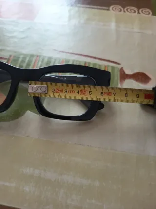 Occhiali neri lenti neutre.