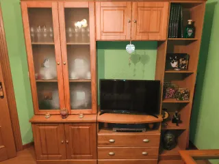 Mueble de madera con vitrina