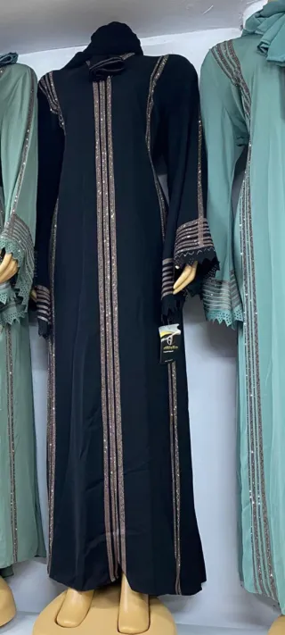 Abaya rosa y plateada con pedrería