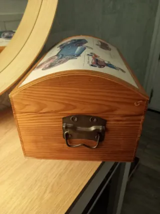 Baúl de madera con diseño de coche