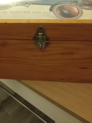 Baúl de madera con diseño de coche