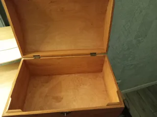 Baúl de madera con diseño de coche