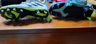 Se regalan 2 pares botas fútbol tacos n° 33