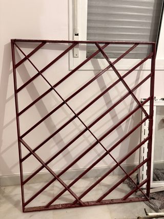 Reja de ventana metálica.