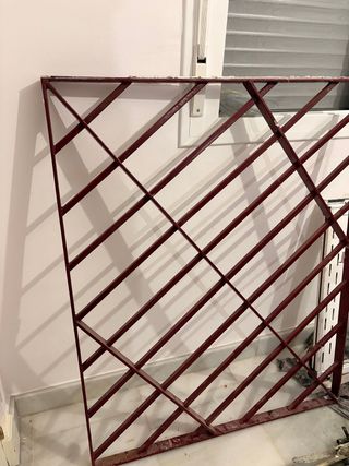 Reja de ventana metálica.