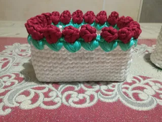 Cestino decorato con rose rosse e bianche