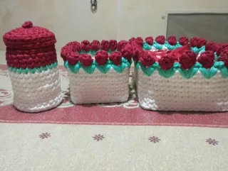 Cestino decorato con rose rosse e bianche