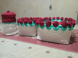 Cestino decorato con rose rosse e bianche