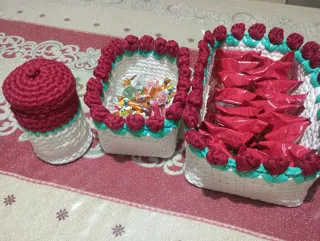 Cestino decorato con rose rosse e bianche