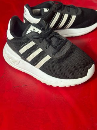 Zapatillas Adidas niño negras y blancas