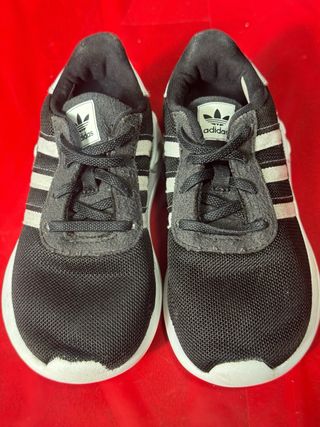 Zapatillas Adidas niño negras y blancas