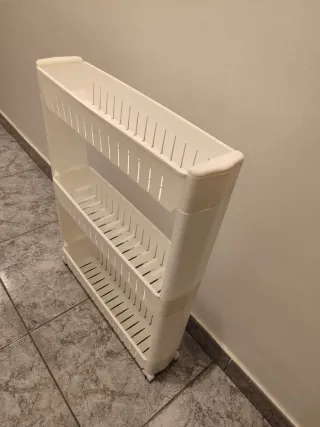 Estantería estrecha de plástico