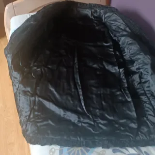 Abrigo negro elegante de piel de astracan