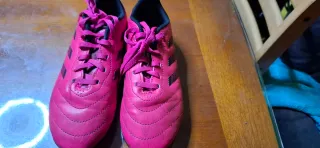 Se regalan Botas de fútbol tacos Adidas nº 33 1/2