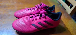 Se regalan Botas de fútbol tacos Adidas nº 33 1/2