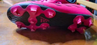 Se regalan Botas de fútbol tacos Adidas nº 33 1/2