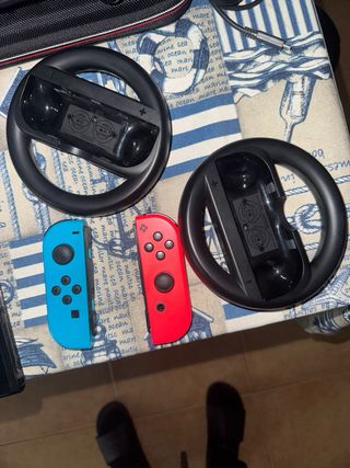 Nintendo Switch + Joy-Con + dock + volantes