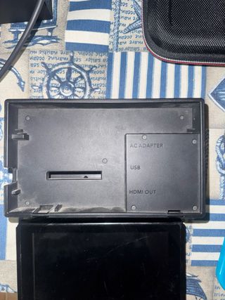 Nintendo Switch + Joy-Con + dock + volantes