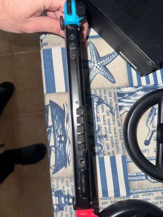 Nintendo Switch + Joy-Con + dock + volantes