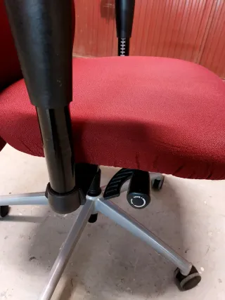 Sillón giratorio de oficina en tela acolchada