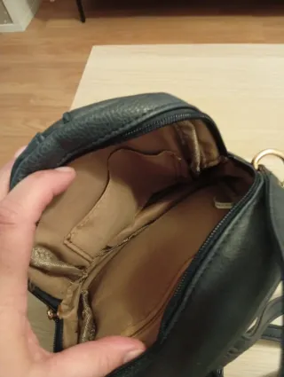 Mochila pequeña negra grisácea  y dorada